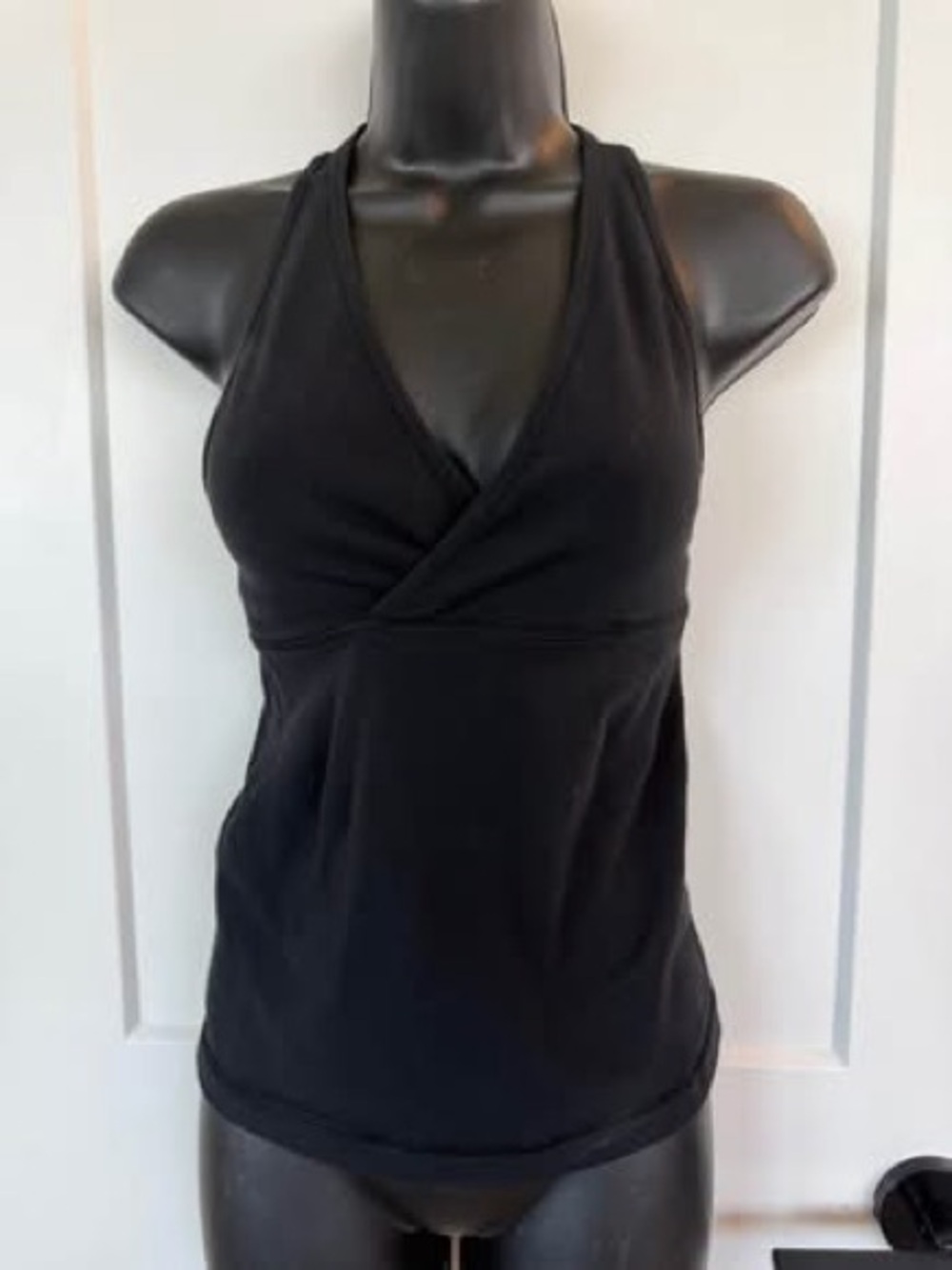 LULULEMON Women’s Black Racerback V-Neck Tank Top sz 2.-4